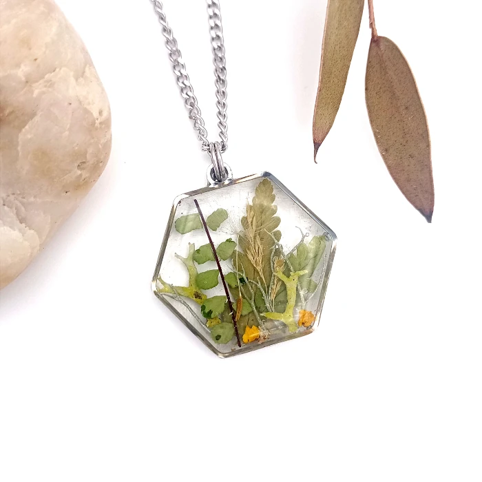 Náhrdelníky - Les v oceľovom rámčeku