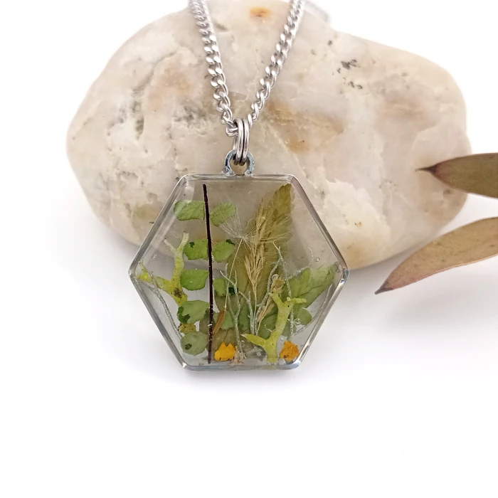 Náhrdelníky - Les v oceľovom rámčeku