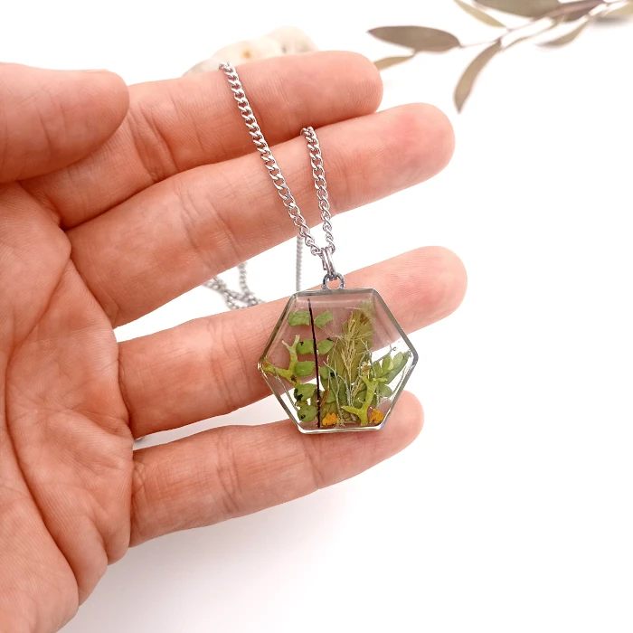 Náhrdelníky - Les v oceľovom rámčeku