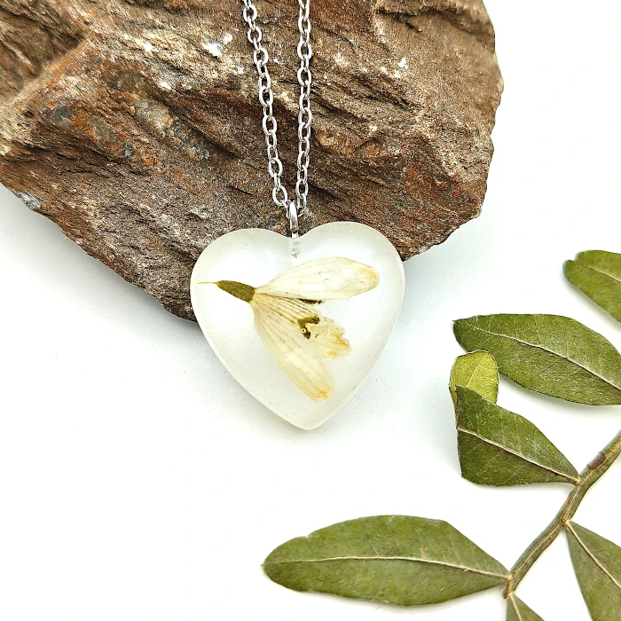 Náhrdelníky - Snežienka v srdci